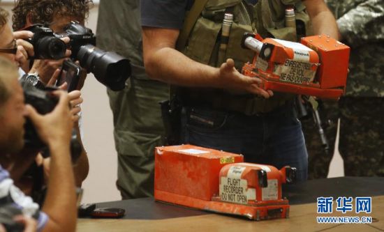 英國破解黑匣子:英國將接手破解馬航mh17黑匣子,烏克蘭方面移交黑匣子