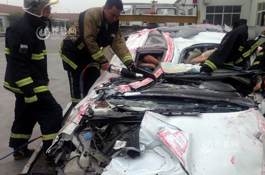 青島轎車被集裝箱壓扁車內(nèi)兩人奇跡生還