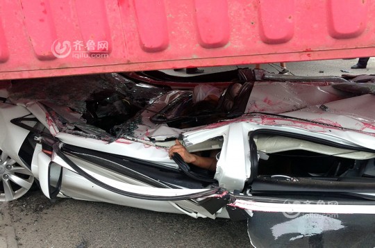 轎車被壓扁