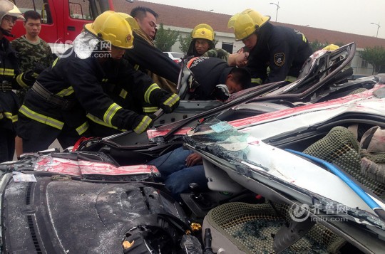 青島轎車被集裝箱壓扁車內(nèi)兩人奇跡生還