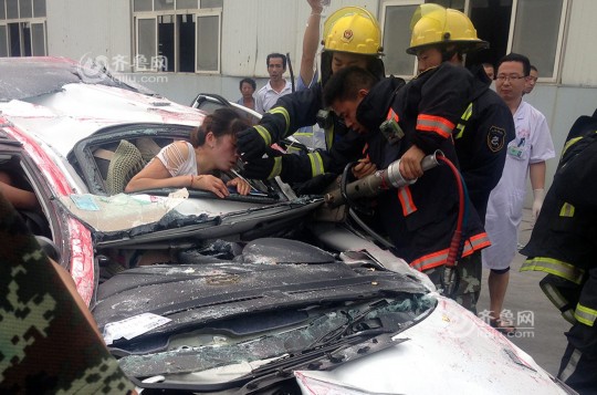 青島轎車被集裝箱壓扁車內兩人奇跡生還