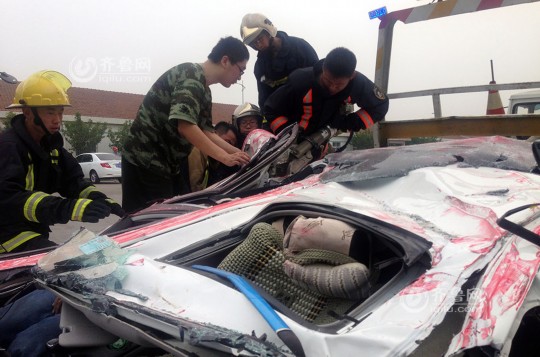 青島轎車被集裝箱壓扁車內兩人奇跡生還