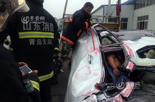 青島轎車被集裝箱壓扁車內兩人奇跡生還