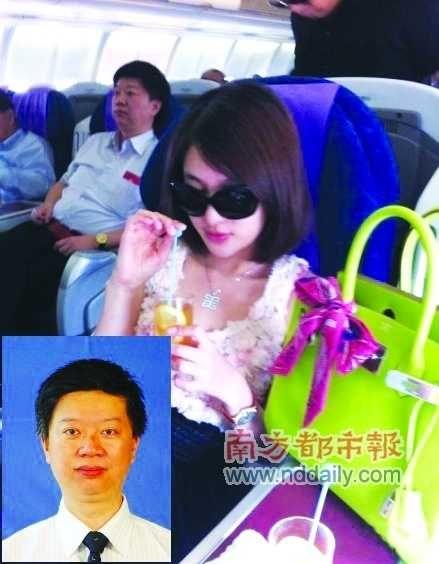 郭美美飛機(jī)上身后那位官人是張曉天