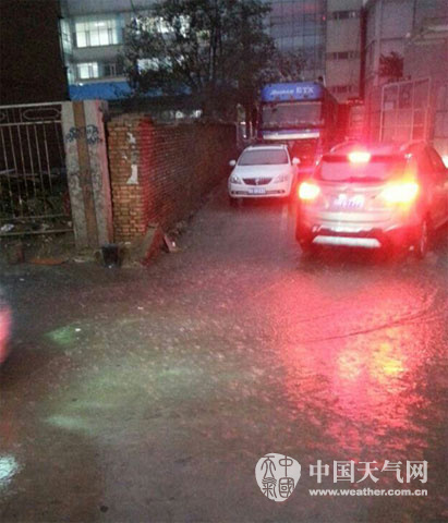 呼和浩特現(xiàn)短時(shí)強(qiáng)降水