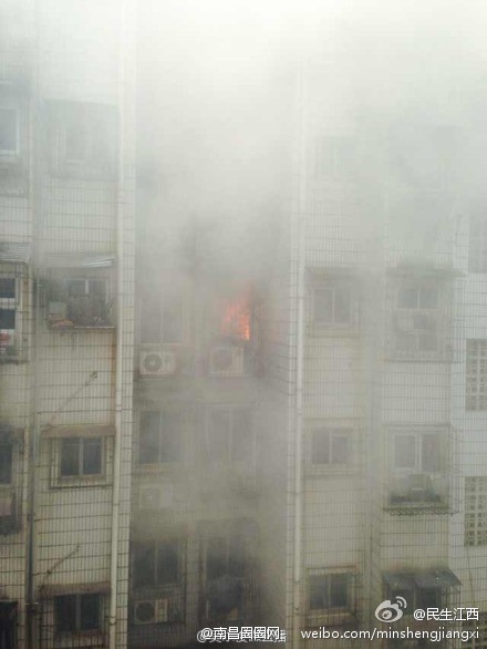 起火小區內濃煙彌漫