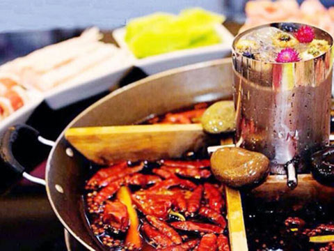 重慶7月高溫達43.2℃ 冰火鍋受市民熱捧