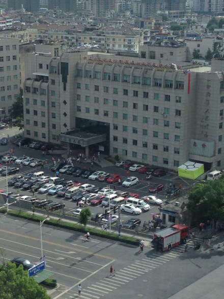 一名男子要在溫州中西醫院樓頂跳樓