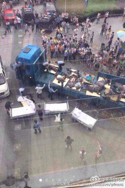 受傷的工人被送往醫院搶救