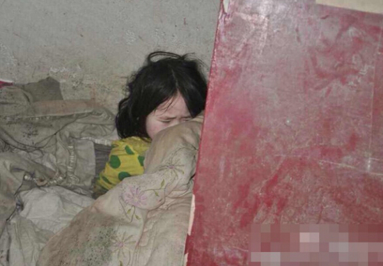 無錫少女被媽媽拋棄 和爸爸蝸居廢棄車庫