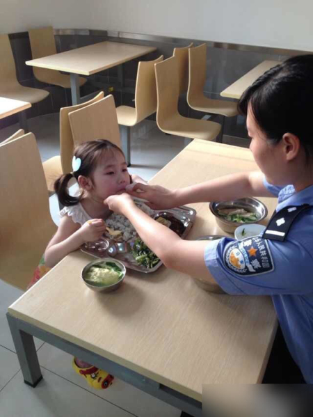 無錫少女被媽媽拋棄 和爸爸蝸居廢棄車庫