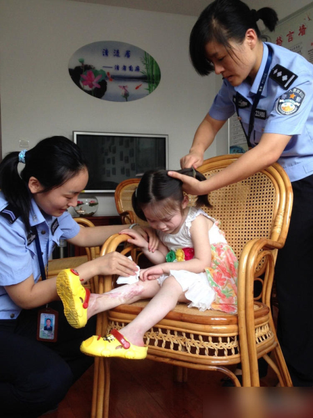 無錫少女被媽媽拋棄 和爸爸蝸居廢棄車庫