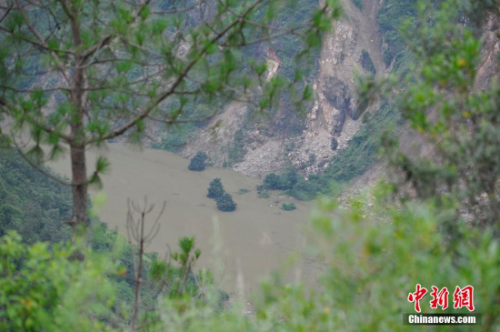 魯?shù)榭h地震山體滑坡致牛欄江形成堰塞湖