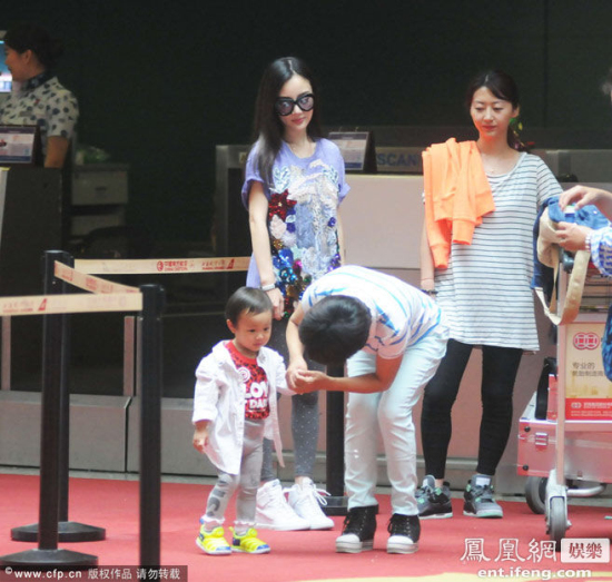 李小璐帶著女兒現身上海虹橋機場