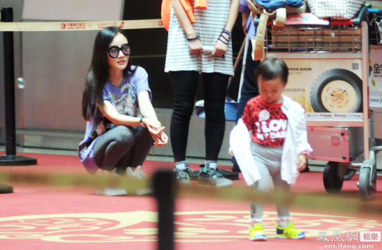 李小璐帶著女兒現身上海虹橋機場