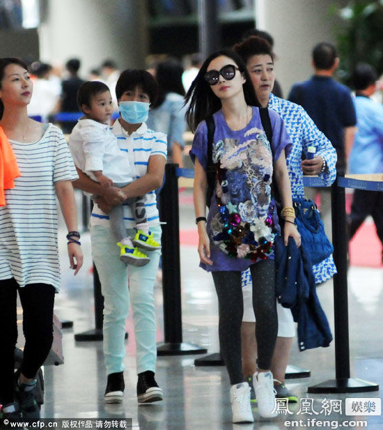 李小璐帶著女兒現身上海虹橋機場