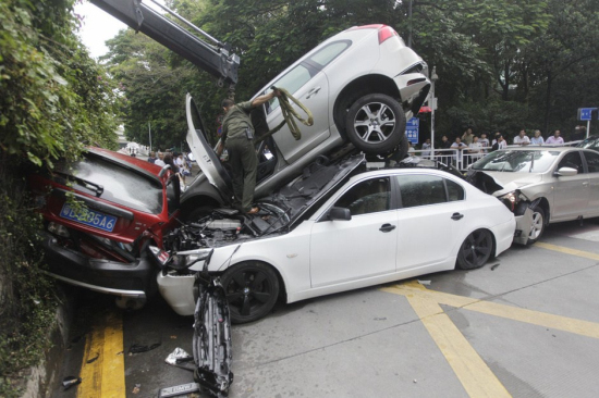 深圳街頭6車連撞像疊羅漢