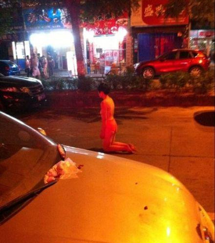 莆田鬧市一女子裸身當街跪立