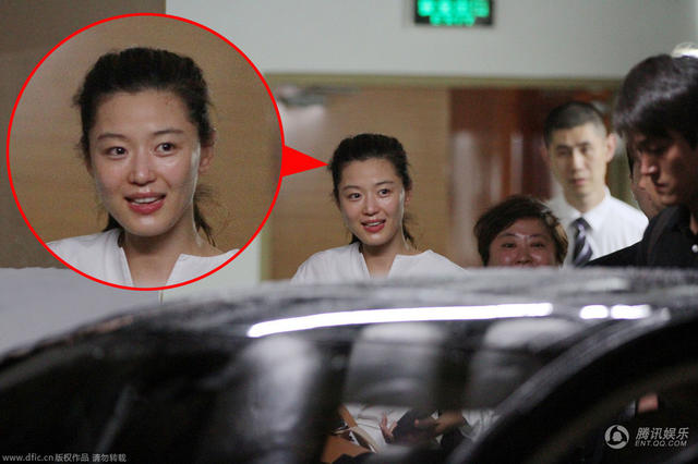 全智賢素顏現身地下車庫