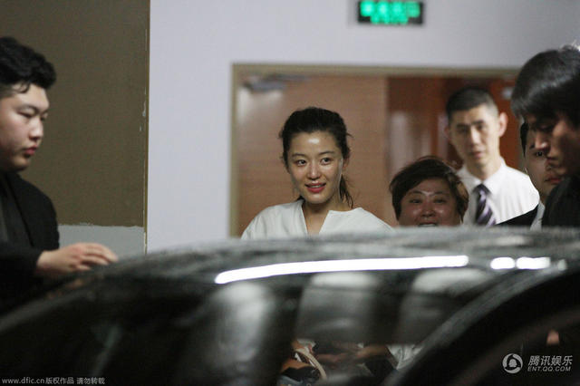 全智賢素顏現身地下車庫