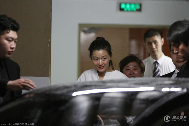 全智賢素顏現身地下車庫