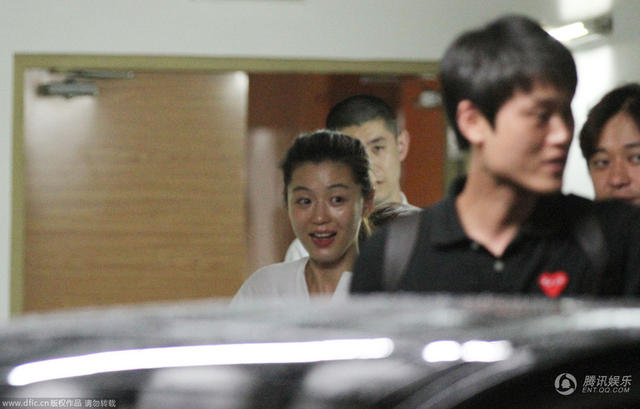 全智賢素顏現身地下車庫