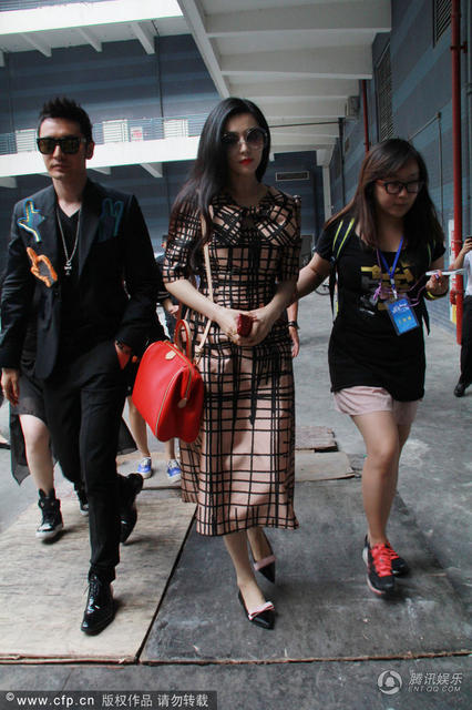 范冰冰亮相成都 眾人護駕女王范十足