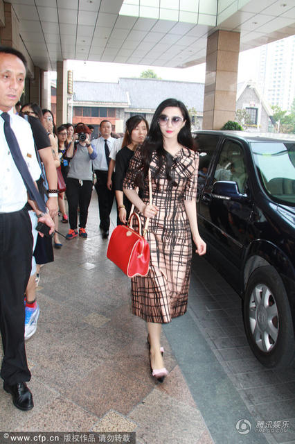 范冰冰亮相成都 眾人護駕女王范十足
