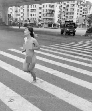 廈門長發女子街頭裸奔