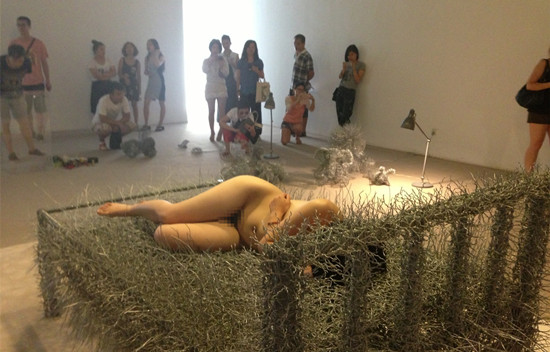 女子不穿衣服睡鐵絲床36天