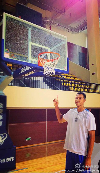 易建聯訓練扣碎籃板照片