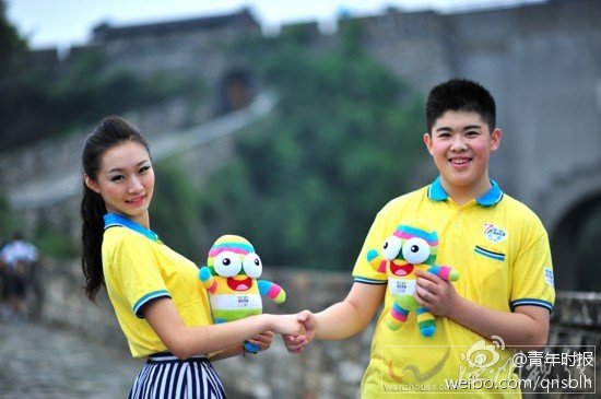 青奧形象大使被吐槽 表情僵硬妝很濃