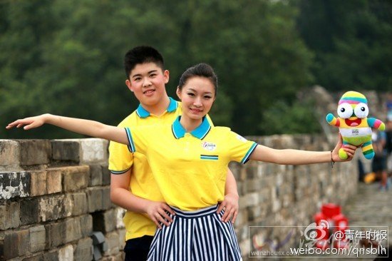 青奧形象大使被吐槽 表情僵硬妝很濃