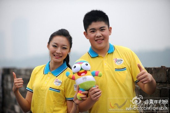 青奧形象大使被吐槽 表情僵硬妝很濃