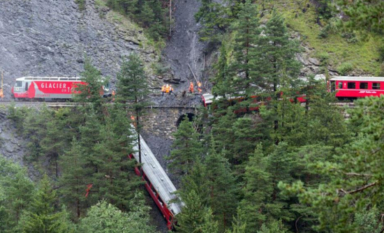 瑞士列車脫軌三節(jié)車廂滾下山崖