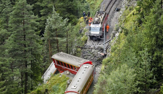 瑞士列車脫軌三節(jié)車廂滾下山崖