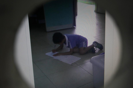 學生被罰跪地寫字