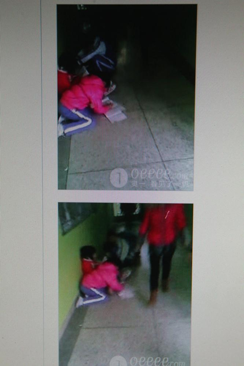 學生被罰跪地寫字