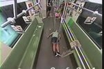 老外地鐵暈倒乘客跑光 為何無(wú)人前去相助