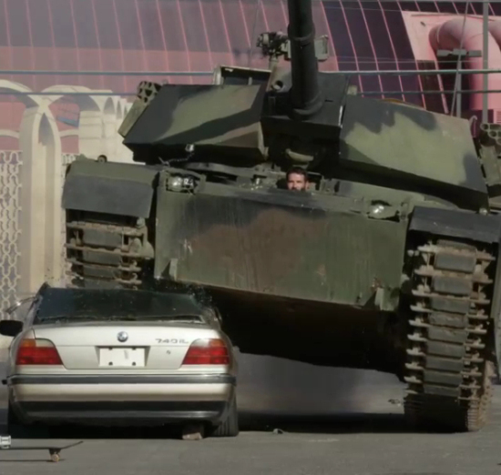 富豪開坦克壓寶馬炫富
