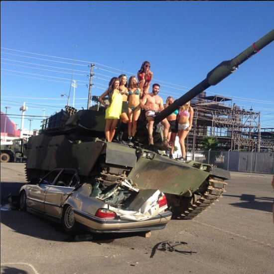 富豪開坦克壓寶馬炫富