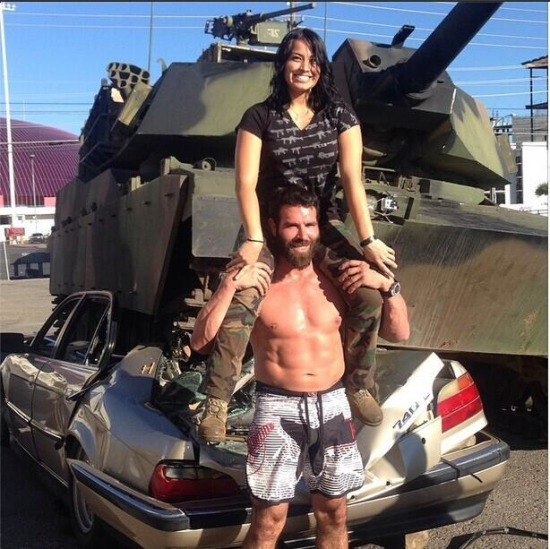 富豪開坦克壓寶馬炫富