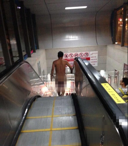 成都地鐵現(xiàn)裸奔男