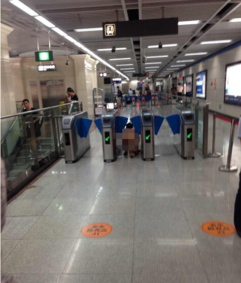 成都地鐵現(xiàn)裸奔男