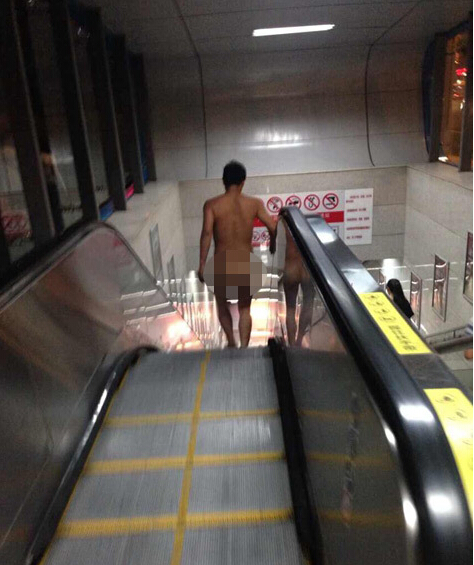 成都地鐵現(xiàn)裸奔男