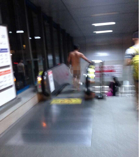 成都地鐵現(xiàn)裸奔男