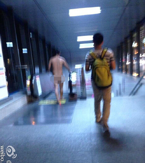 成都地鐵現(xiàn)裸奔男