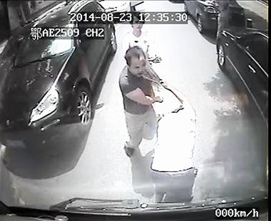 卡宴男毆打女公交司機引眾怒