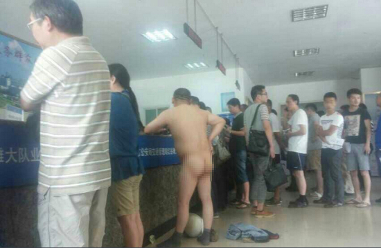 男子脫衣鬧交警隊去要車