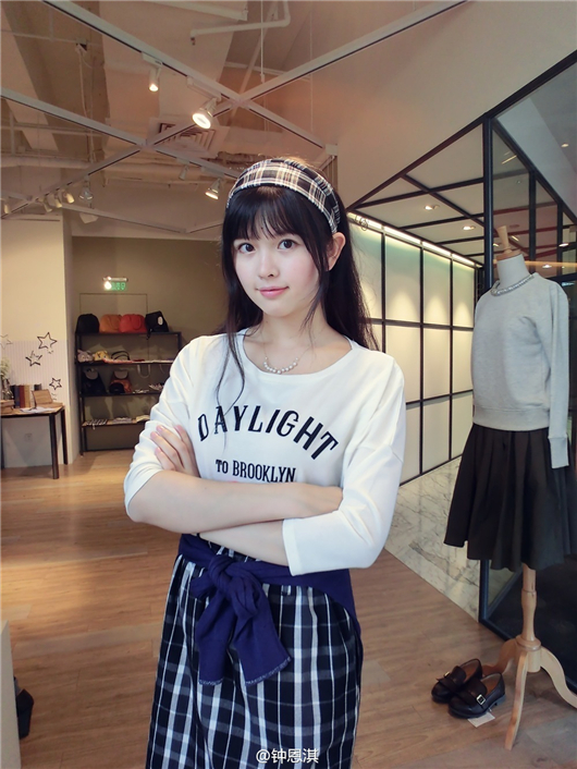 南昌大學(xué)校花鐘恩淇畢業(yè)后當(dāng)起了模特